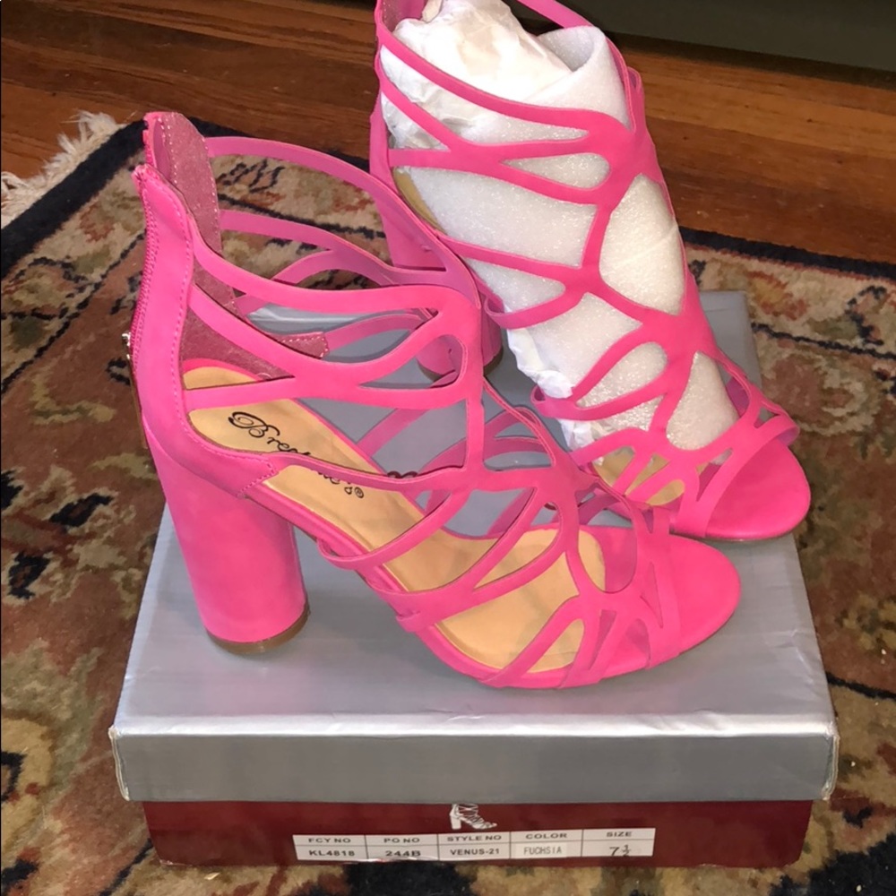 Breckelle’s Fuchsia Strappy Heel